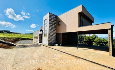 Se vende moderna y nueva  casa  en parcela de 5.000 m2 dentro de exclusivo condominio ubicado en Pumalal a solo 20 minutos de Temuco