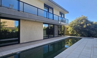Neuquen. Alquiler. Casa Nivel Gerencial. Barrio cerrado Costa Rio