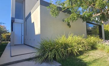 Neuquen. Alquiler. Casa Nivel Gerencial. Barrio cerrado Costa Rio
