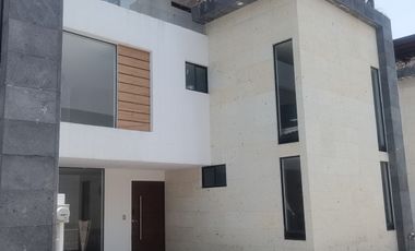 Casa en Venta en Laos Residencial, Carcaña – 5 Recámaras y Roof Garden
