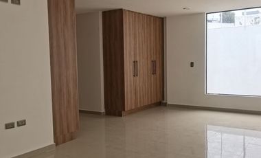 Casa en Venta en Laos Residencial, Carcaña – 5 Recámaras y Roof Garden