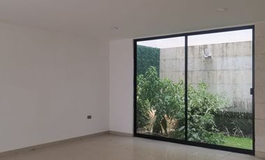 Casa en Venta en Laos Residencial, Carcaña – 5 Recámaras y Roof Garden