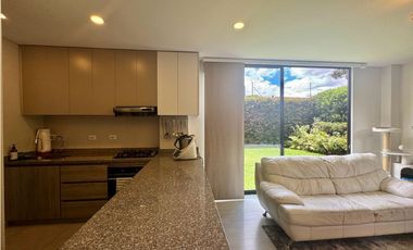 Arriendo casa campestre esquinera de dos niveles en Cajicá.