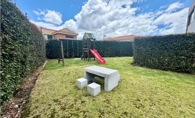 Arriendo casa campestre esquinera de dos niveles en Cajicá.