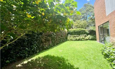 Arriendo casa campestre esquinera de dos niveles en Cajicá.