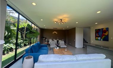 Arriendo casa campestre esquinera de dos niveles en Cajicá.