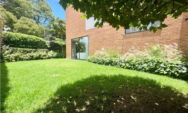 Arriendo casa campestre esquinera de dos niveles en Cajicá.