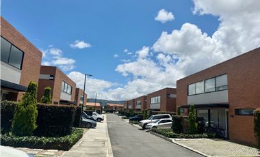 Arriendo casa campestre esquinera de dos niveles en Cajicá.