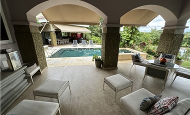 Tucan Casa frente al hoyo de golf