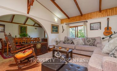 Hermosa casa estilo colonial en sitio de 624m2 en Pirque