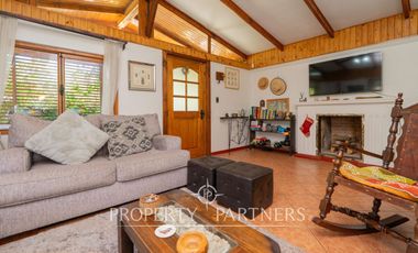 Hermosa casa estilo colonial en sitio de 624m2 en Pirque