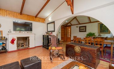 Hermosa casa estilo colonial en sitio de 624m2 en Pirque