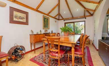 Hermosa casa estilo colonial en sitio de 624m2 en Pirque