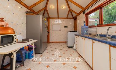 Hermosa casa estilo colonial en sitio de 624m2 en Pirque