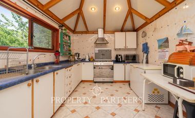 Hermosa casa estilo colonial en sitio de 624m2 en Pirque