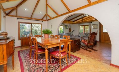 Hermosa casa estilo colonial en sitio de 624m2 en Pirque