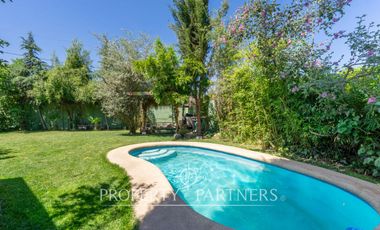 Hermosa casa estilo colonial en sitio de 624m2 en Pirque