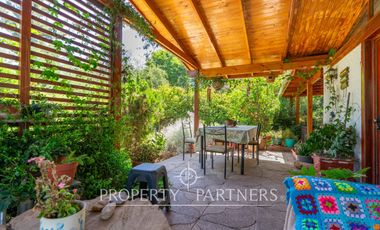 Hermosa casa estilo colonial en sitio de 624m2 en Pirque