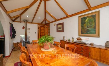 Hermosa casa estilo colonial en sitio de 624m2 en Pirque