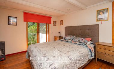 Hermosa casa estilo colonial en sitio de 624m2 en Pirque