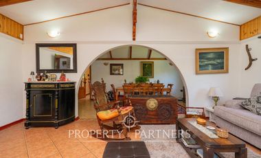 Hermosa casa estilo colonial en sitio de 624m2 en Pirque