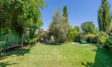 Hermosa casa estilo colonial en sitio de 624m2 en Pirque