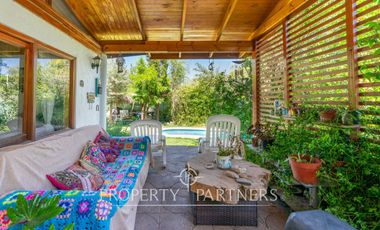 Hermosa casa estilo colonial en sitio de 624m2 en Pirque