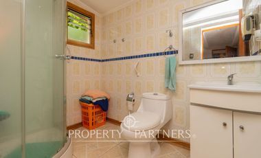 Hermosa casa estilo colonial en sitio de 624m2 en Pirque