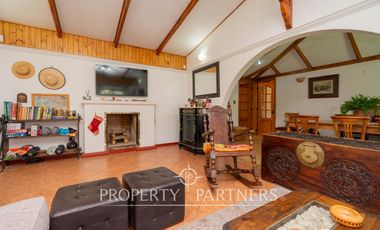 Hermosa casa estilo colonial en sitio de 624m2 en Pirque