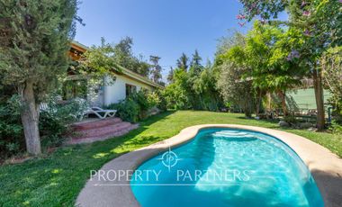 Hermosa casa estilo colonial en sitio de 624m2 en Pirque