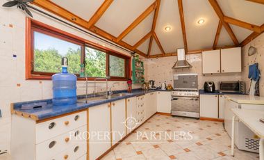 Hermosa casa estilo colonial en sitio de 624m2 en Pirque