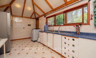 Hermosa casa estilo colonial en sitio de 624m2 en Pirque