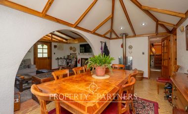 Hermosa casa estilo colonial en sitio de 624m2 en Pirque