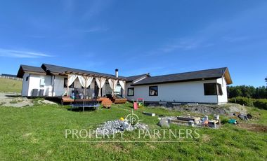 Hermosa parcela con casa en condominio.