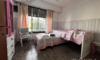 Venta  Casa 3 ambientes con cochera y  patio en Gerli