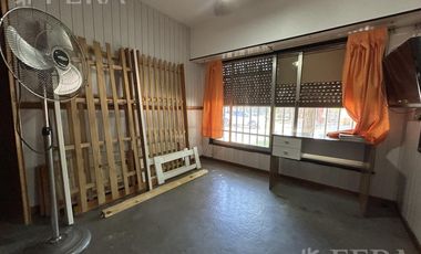 Venta  Casa 3 ambientes con cochera y  patio en Gerli