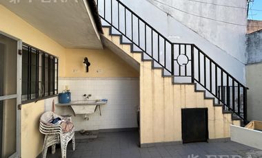 Venta  Casa 3 ambientes con cochera y  patio en Gerli