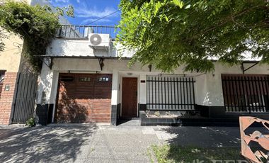 Venta  Casa 3 ambientes con cochera y  patio en Gerli