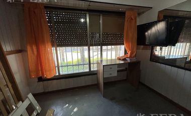 Venta  Casa 3 ambientes con cochera y  patio en Gerli