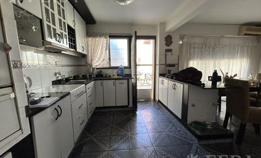 Venta  Casa 3 ambientes con cochera y  patio en Gerli