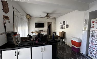 Venta  Casa 3 ambientes con cochera y  patio en Gerli