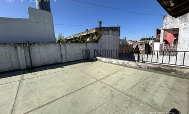 Venta  Casa 3 ambientes con cochera y  patio en Gerli
