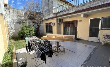Venta  Casa 3 ambientes con cochera y  patio en Gerli