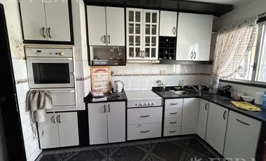 Venta  Casa 3 ambientes con cochera y  patio en Gerli