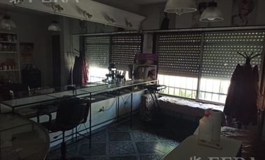 Venta  Casa 3 ambientes con cochera y  patio en Gerli