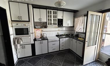 Venta  Casa 3 ambientes con cochera y  patio en Gerli