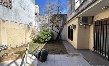 Venta  Casa 3 ambientes con cochera y  patio en Gerli