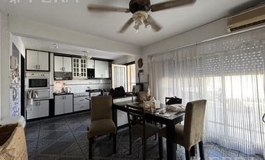 Venta  Casa 3 ambientes con cochera y  patio en Gerli
