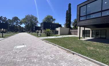 Venta casa condominio Funes urbana 2 dormitorios piscina jardín seguridad a estrenar