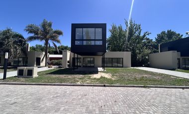 Venta casa condominio Funes urbana 2 dormitorios piscina jardín seguridad a estrenar